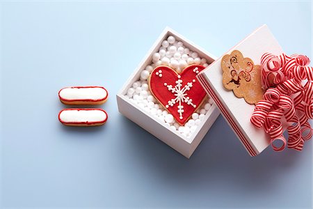 simsearch:6102-08480849,k - Overhead View of Sugar Cookie Equal Sign next to Heart Shaped Sugar Cookie in Gift Box, Studio Shot Foto de stock - Sin royalties Premium, Código: 600-07784424