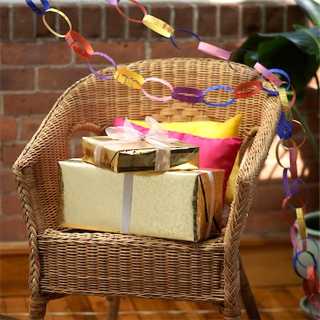 papier de bricolage - Presents on Wicker Chair with Paper Chain Streamers Photographie de stock - Premium Libres de Droits, Code: 600-07784462