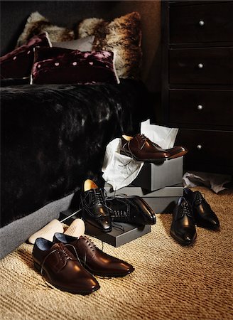 New, men's dress shoes and boxes on floor beside bed in bedroom, studio shot Photographie de stock - Premium Libres de Droits, Code: 600-07783899