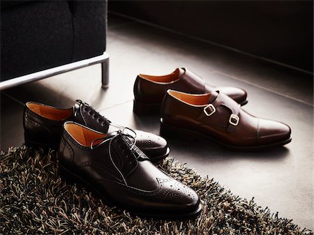 quatre objets - Two pairs of men's dress shoes on the floor, studio shot Photographie de stock - Premium Libres de Droits, Code: 600-07783901