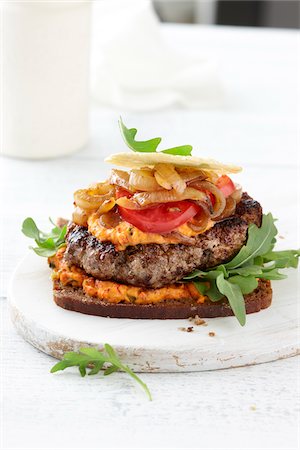 rye - Turkey Burger with Caramelized Onions and Hummus on Rye Bread, Studio Shot Foto de stock - Sin royalties Premium, Código: 600-07783954