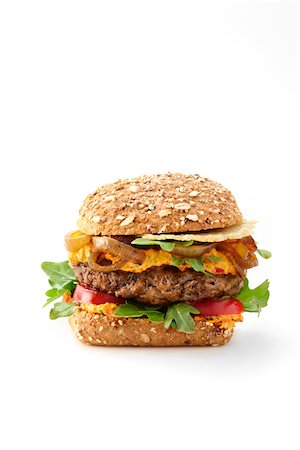 pavo (alimento) - Turkey Burger with Caramelized Onions and Hummus, Studio Shot Foto de stock - Sin royalties Premium, Código: 600-07783955