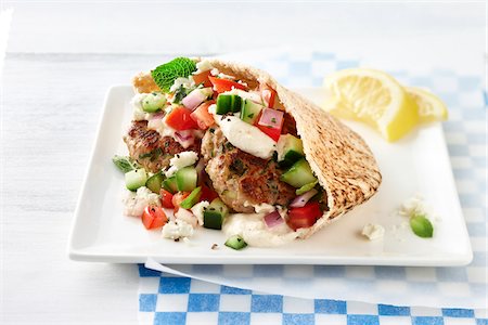 dinde (aliment) - Turkey Patties with Cucumber and Feta Cheese in Pita Bread, Studio Shot Photographie de stock - Premium Libres de Droits, Code: 600-07783956