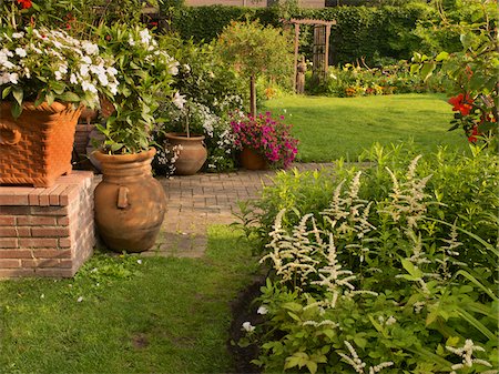 planteur - View of private garden and patio of a home in summer, Toronto, Ontario, Canada Photographie de stock - Premium Libres de Droits, Code: 600-07803123
