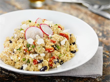 Lentil and Quinoa Salad with Radish Garnish, Studio Shot Foto de stock - Sin royalties Premium, Código: 600-07810535