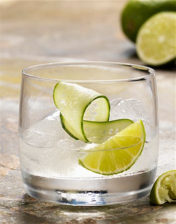 Cocktail with Lime and Cucumber Garnish, Studio Shot Foto de stock - Sin royalties Premium, Código: 600-07810547