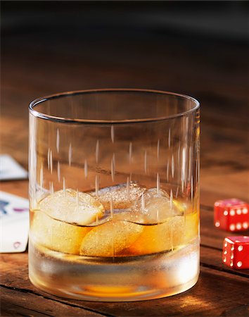 Glass of Scotch on Ice with Dice and Cards, Studio Shot Foto de stock - Sin royalties Premium, Código: 600-07810548