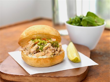 Pulled Chicken and Pesto Sandwich on Bun with Pickle and Salad Stock Photo - Premium Royalty-Free, Code: 600-07810542