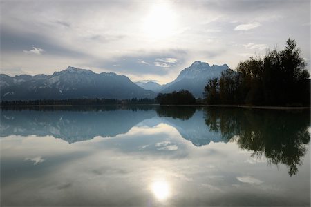 swabia - Scenic of Lake with Mountain Range in Autumn, Lake Forggensee, Fuessen, Bavaria, Germany Foto de stock - Sin royalties Premium, Código: 600-07844557