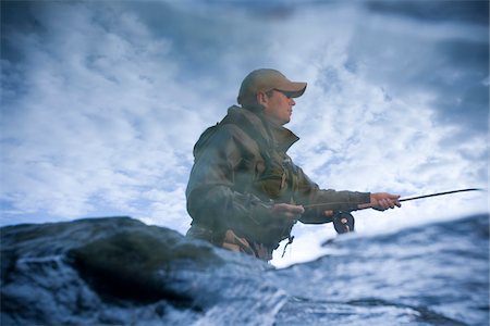 pescar - Reflection in a tidal pool of a man fishing off the rocks of Newport, Rhode Island, USA Foto de stock - Sin royalties Premium, Código: 600-07945084