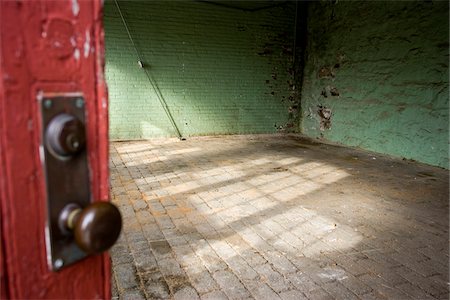 A room with a cobblestone floor in an abandoned building in Newport, Rhode Island, USA. Photographie de stock - Premium Libres de Droits, Code: 600-07945089