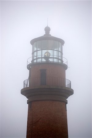 feu clignotant - The Gay Head Lighthouse of Martha's Vineyard in Aquinnah, on a foggy day, Massachusetts, USA Photographie de stock - Premium Libres de Droits, Code: 600-07945098