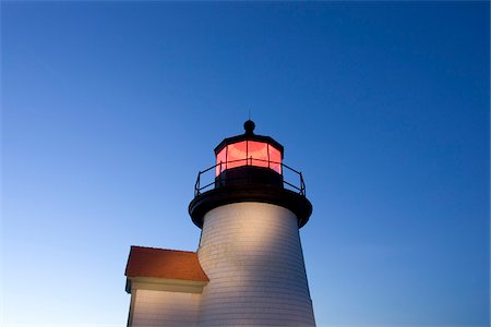 feu clignotant - The Brandt Point Lighthouse at the entrance to Nantucket Harbor, illuminated at dusk, Nantucket, Massachusetts, USA Photographie de stock - Premium Libres de Droits, Code: 600-07945105
