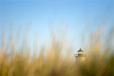feu clignotant - The Edgartown Lightouse as seen through beach grass in Edgartown, on the island of Martha's Vineyard, Massachusetts, USA Photographie de stock - Premium Libres de Droits, Code: 600-07945109