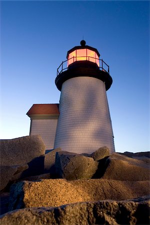 feu clignotant - Low angle view of Brandt Point Lighthouse illuminated at dusk, Nantucket, Massachusetts, USA Photographie de stock - Premium Libres de Droits, Code: 600-07945101