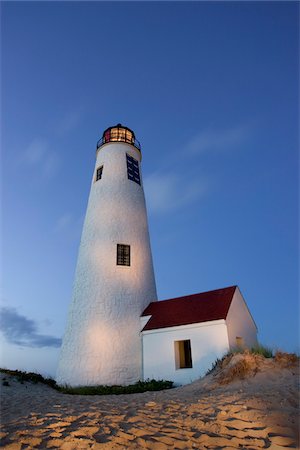 feu clignotant - Great Point lighthouse, (also known as Nantucket Light) illuminated at dusk, Nantucket, Massachusetts, USA Photographie de stock - Premium Libres de Droits, Code: 600-07945103