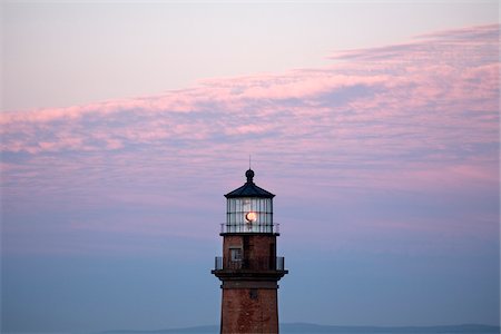feu clignotant - The Gay Head Lighthouse on the island of Martha's Vineyard illuminated at sunset, Massachusetts, USA. Photographie de stock - Premium Libres de Droits, Code: 600-07945111