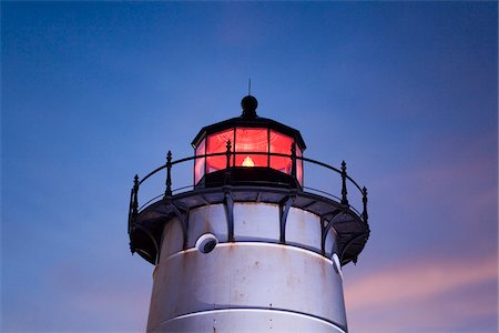 Close-up of the Edgartown Lighthouse in Edgartown, illuminated at dusk, Massachusetts, USA Photographie de stock - Premium Libres de Droits, Code: 600-07945113