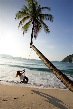 encantado - Woman playing on a tire swing on the beach in Cane Garden Bay, Tortola, British Virgin Islands, Caribbean Foto de stock - Sin royalties Premium, Código: 600-07945129