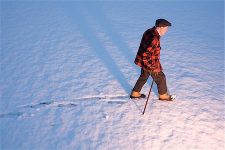 schottenstoff - An elderly man walking in the snow using a cane, New England, USA Stockbilder - Premium RF Lizenzfrei, Bildnummer: 600-07945120