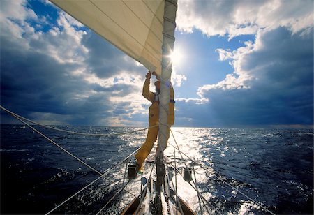 Man adjusting the jib while sailing offshore on the Atlantic Ocean. Foto de stock - Sin royalties Premium, Código: 600-07945122