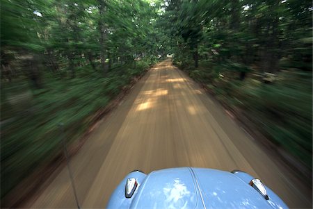 A 1974 VW Beetle drives along a tree-lined road in Pemaquid, Maine, USA Foto de stock - Sin royalties Premium, Código: 600-07945134