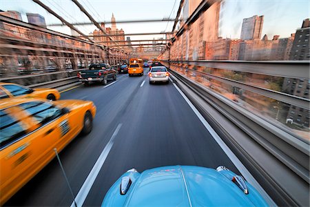 Driving over the Brooklyn Bridge in a VW Beetle towards Manhattan, New York City, New York, USA. Foto de stock - Sin royalties Premium, Código: 600-07945136