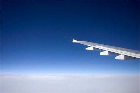 Close-up of the wing of a jet aircraft in flight above the clouds. Foto de stock - Sin royalties Premium, Código: 600-07945138