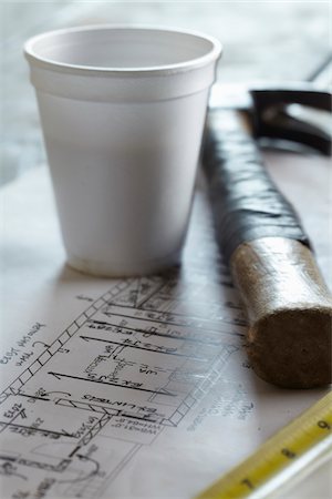 poliestireno - Home Renovation Still Life with Hammer, Blueprint, Styrofoam Coffee Cup and Tape Measure Foto de stock - Sin royalties Premium, Código: 600-07958196