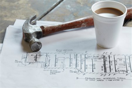 peter reali - Home Renovation Still Life with Hammer, Blueprint and Styrofoam Coffee Cup Foto de stock - Royalty Free Premium, Número: 600-07958200