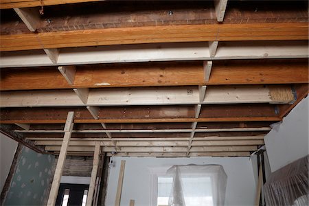 simsearch:600-07965947,k - Ceiling Joists of Home Under Construction Foto de stock - Royalty Free Premium, Número: 600-07958210