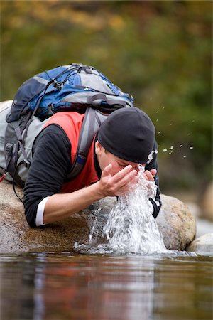 Man Rinsing off Face to Cool Down after Hike, New Hampshire, USA Stockbilder - Premium RF Lizenzfrei, Bildnummer: 600-07965834
