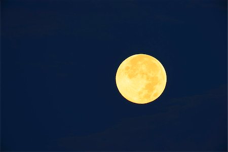 pleine lune - Full Harvest Moon in Night Sky, Saintes-Maries-de-la-Mer, Camargue, Bouches-du-Rhone, Provence-Alpes-Cote d'Azur, France Photographie de stock - Premium Libres de Droits, Code: 600-07968203