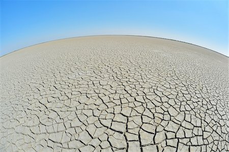 Wide Angle View of Cracked Dry Ground with Curved Horizon, Saintes-Maries-de-la-Mer, Camargue, Bouches-du-Rhone, Provence-Alpes-Cote d'Azur, France Foto de stock - Sin royalties Premium, Código: 600-07968218