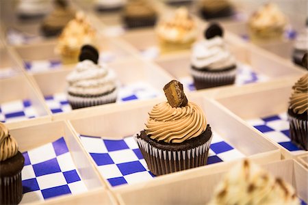 simsearch:600-05786658,k - Close-up of Chocolate Cupcakes in Individual Boxes at Bar Mitzvah Foto de stock - Royalty Free Premium, Número: 600-07991481