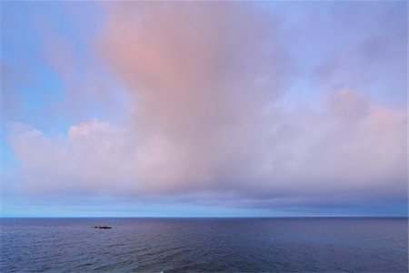 provence-alpes-cote d'azur - Mediterranean Sea at Dawn in Summer, Anse de Boumandariel, La Couronne, Martigues, Cote Bleue, Bouches-du-Rhone, Provence-Alpes-Cote d'Azur, France Foto de stock - Sin royalties Premium, Código: 600-07991499