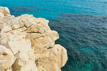 Stone Coast with Blue Sea in Summer, Anse de Sainte Croix, La Couronne, Martigues, Cote Bleue, Mediterranean Sea, Bouches-du-Rhone, Provence-Alpes-Cote d'Azur, France Fotografie stock - Premium Royalty-Free, Codice: 600-07991505