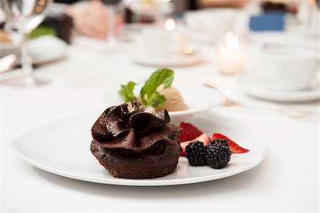 Brownie with Icing served with Berries and Ice Cream at Wedding Reception Stockbilder - Premium RF Lizenzfrei, Bildnummer: 600-07991579