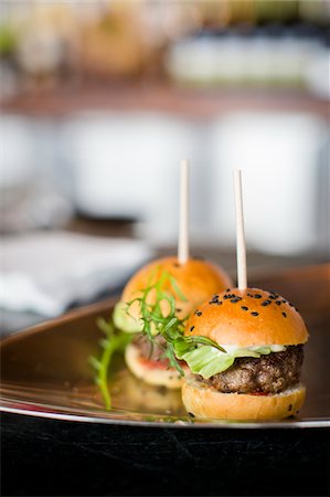 snack bar - Mini Burger Sliders on Tray Photographie de stock - Premium Libres de Droits, Code: 600-07991584
