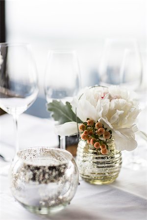 Candle, Flower Centerpiece and Glasses on Table at Wedding Reception Foto de stock - Sin royalties Premium, Código: 600-07991582