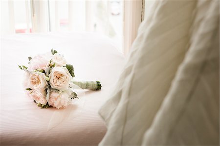 simsearch:600-07991489,k - Bridal Bouquet on Bed near Hanging Wedding Dress Photographie de stock - Premium Libres de Droits, Code: 600-07991593