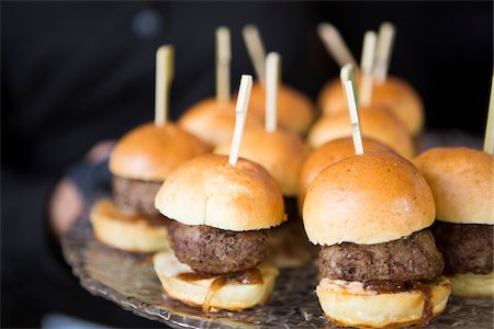 Close-up of Mini Burger Slider with Caramelized Onions Appetizers Photographie de stock - Premium Libres de Droits, Code: 600-07991633