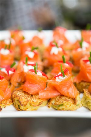 Close-up of Salmon with Cream Cheese and Red Pepper on Pancake Appetizer Photographie de stock - Premium Libres de Droits, Code: 600-07991645