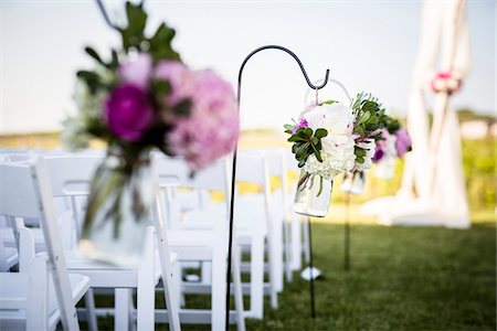 Flowers Hanging at End of Rows of Chairs at Wedding Foto de stock - Sin royalties Premium, Código: 600-07991646