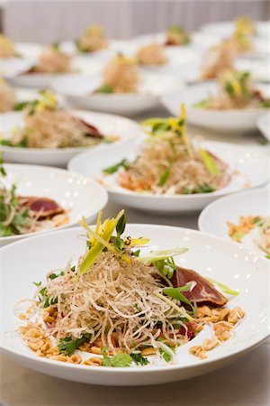 Salads with Beef and Peanuts ready to be Served Photographie de stock - Premium Libres de Droits, Code: 600-07991649