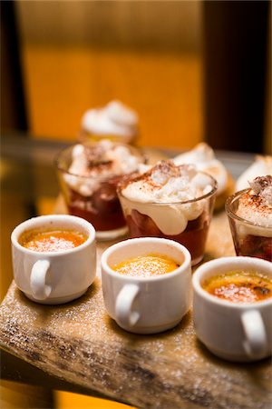 simsearch:600-07991646,k - Creme Brulee and Desserts with Whipped Cream at Wedding Reception Foto de stock - Sin royalties Premium, Código: 600-07991654