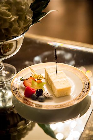 simsearch:600-05786691,k - Close-up of Slice of Cake with Fresh Fruit at Wedding Reception Foto de stock - Sin royalties Premium, Código: 600-07991674