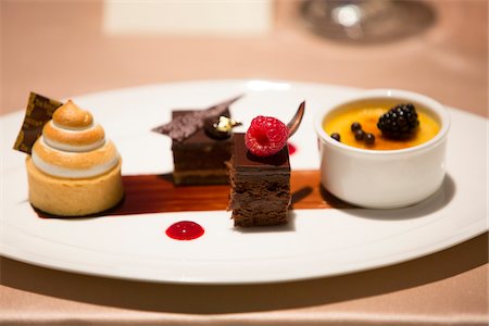 Tart with Meringue, Chocolate Brownies and Creme Brulee on Plate at Wedding Reception Stockbilder - Premium RF Lizenzfrei, Bildnummer: 600-07991677