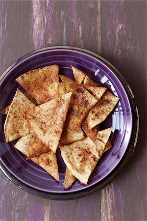 simsearch:600-06486058,k - Purple plate filled with spiced whole-wheat pita chips, studio shot on purple background Photographie de stock - Premium Libres de Droits, Code: 600-08002113
