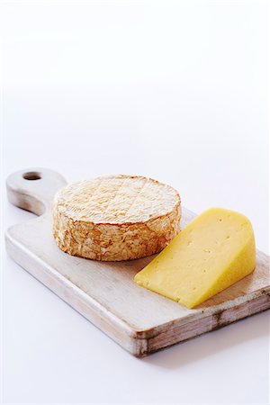 simsearch:600-07067615,k - Canadian cheese round and wedge on a wooden cutting board, studio shot on white background Foto de stock - Sin royalties Premium, Código: 600-08002140